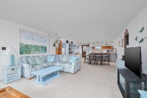 Fernseher, DVD-Player, Bücher, Stereoanlage