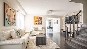 Apartment | 3 bedrooms - East Gwillimbury. Modern 3 Br 2 Bath House (East Gwillimbury)