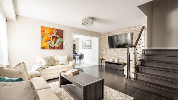 Apartment | 3 bedrooms - East Gwillimbury. Modern 3 Br 2 Bath House (East Gwillimbury)