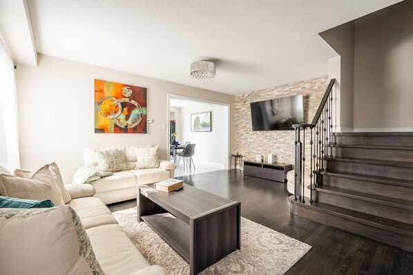 Apartment | 3 bedrooms - East Gwillimbury. Modern 3 Br 2 Bath House (East Gwillimbury)