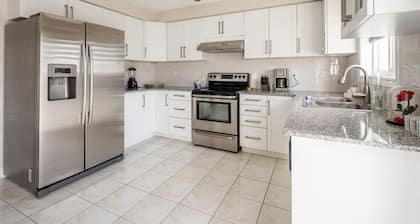 East Gwillimbury. Modern 3 Br 2 Bath House