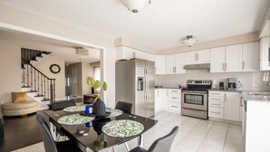 Apartment | 3 bedrooms - East Gwillimbury. Modern 3 Br 2 Bath House (East Gwillimbury)