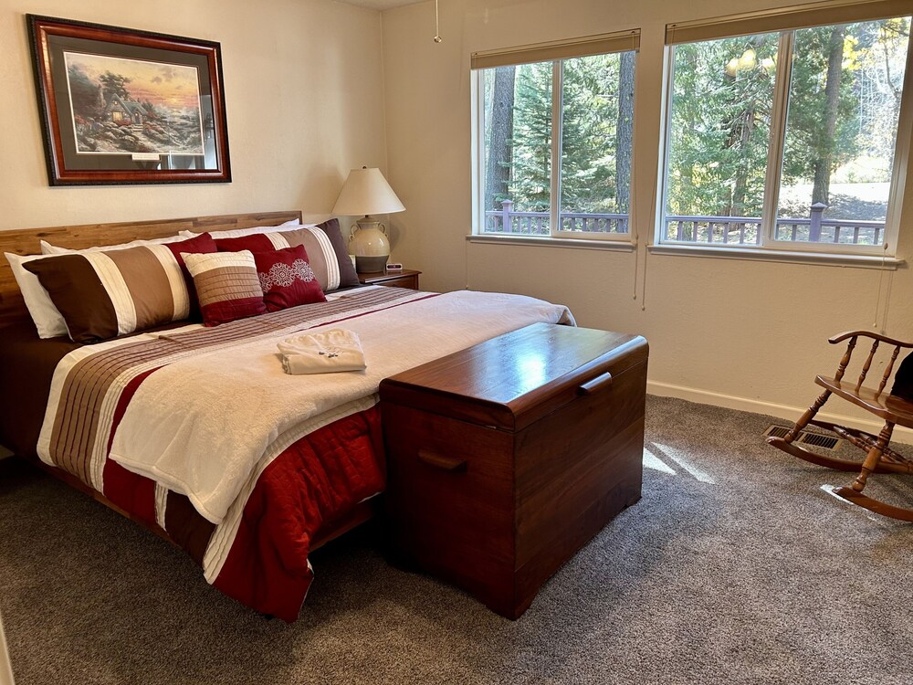 Cozy Evergreen Cabin, walking distance from Plumas Pines golf course