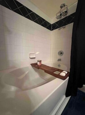 Toallas, jabón, shampoo, papel de baño 