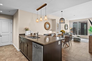 Room - Downtown Calgary Apartments (Calgary)