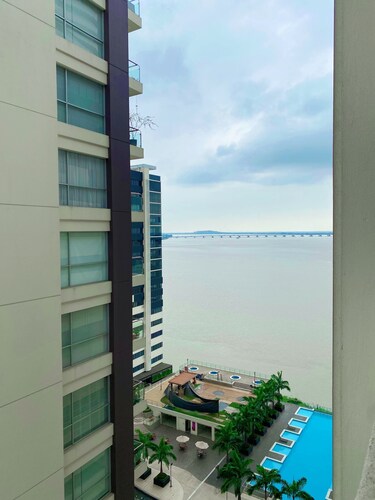 Hospédate en la mejor zona de Guayaquil, Lujoso apartamento en puerto Santa Ana 