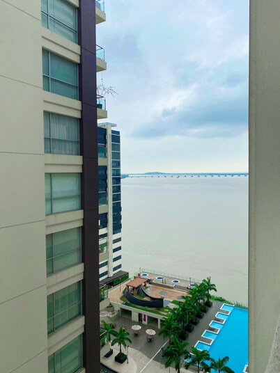 Hospédate en la mejor zona de Guayaquil, Lujoso apartamento en puerto Santa Ana 