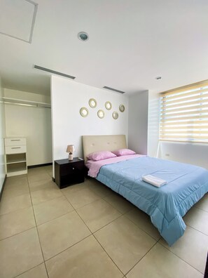 2 habitaciones, tabla de planchar con plancha, wifi y ropa de cama