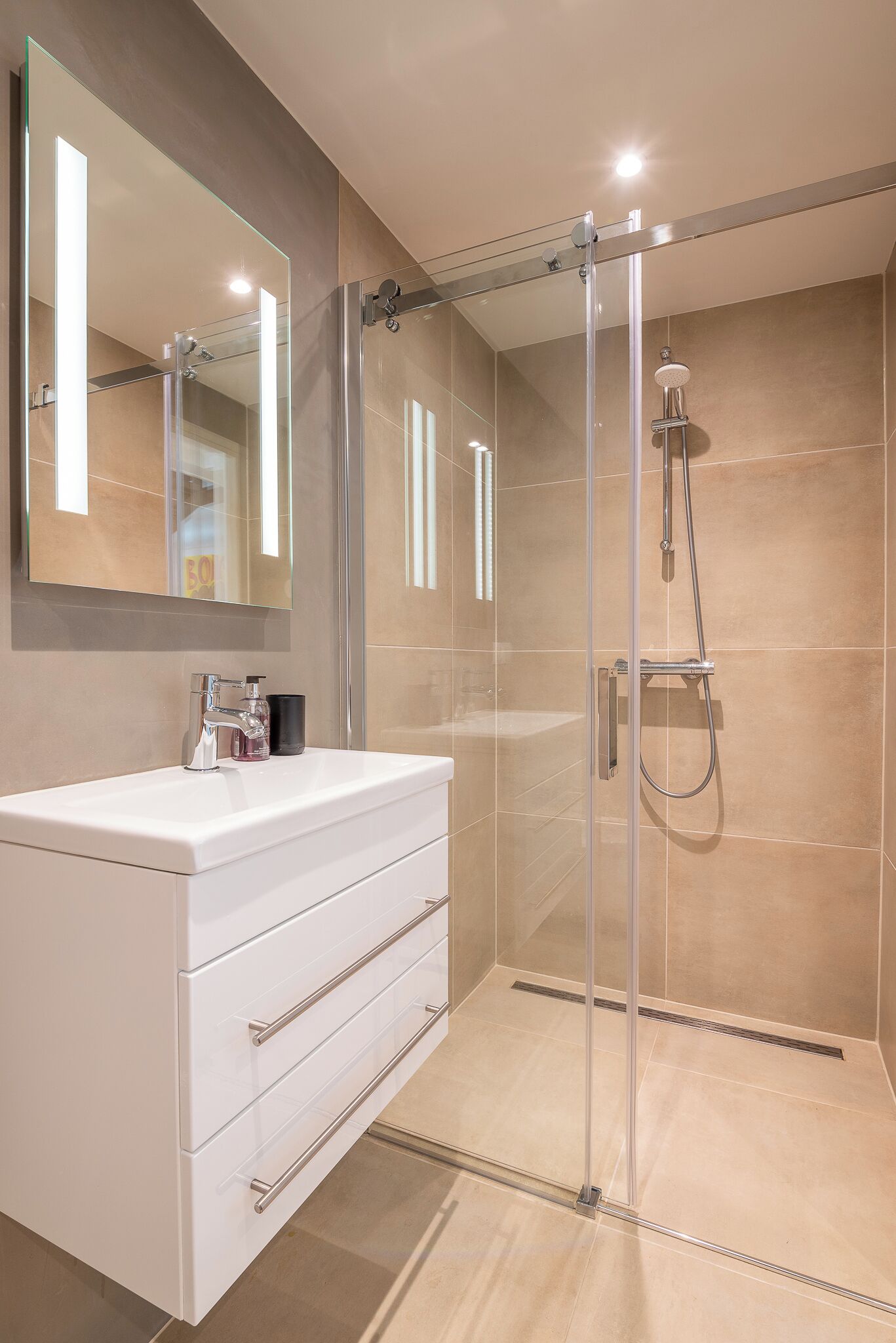 Een douche, een haardroger, een bidet, handdoeken