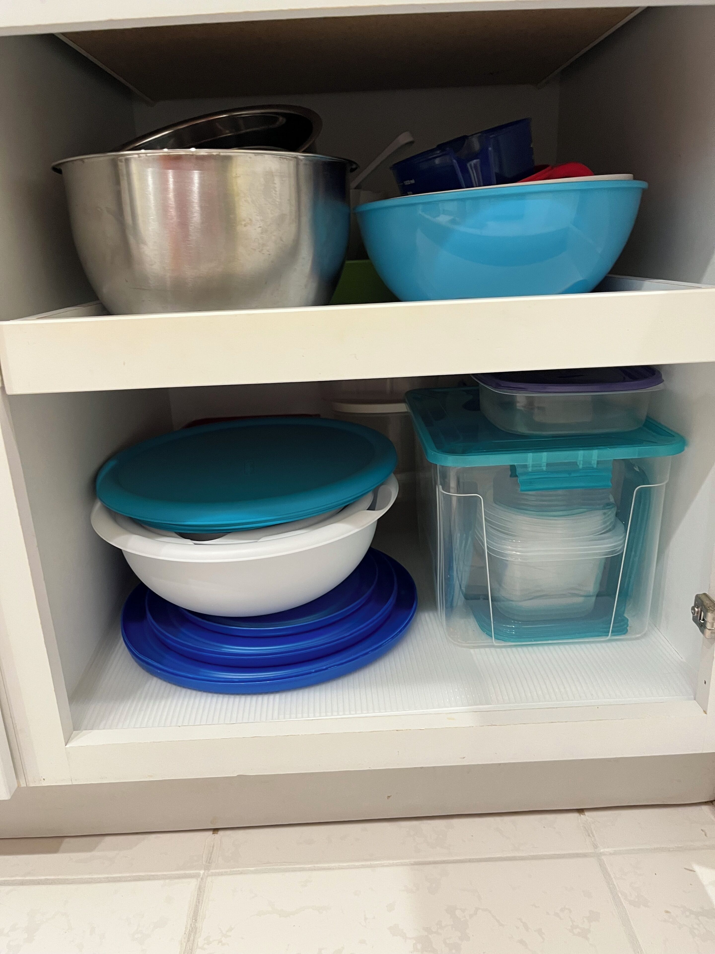 Un armario de cocina con estantes para guardar utensilios.