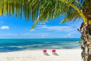 På stranden, solstolar och strandhanddukar