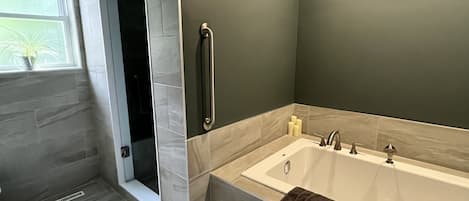 Secador de pelo, toallas, jabón, shampoo
