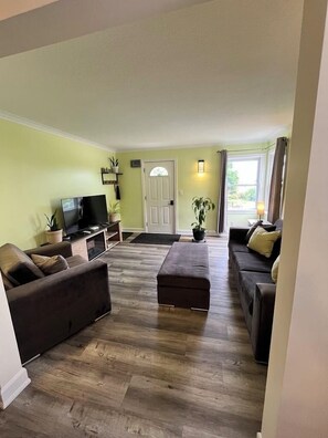 Téléviseur connecté, foyer, livres, écran d’ordinateur