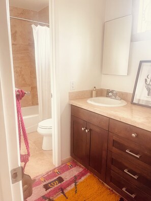 Hair dryer, towels, soap, toilet paper - Beach Bungalow Good Vibes (Encinitas)