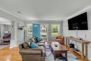 TV - Renovated Classic Beach Cottage near the Beach! (Isle Of Palms)