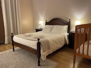 2 chambres, bureau, fer et planche à repasser, accès au Wi-Fi (inclus)