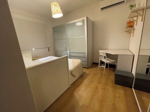 2 chambres, bureau, fer et planche à repasser, accès au Wi-Fi (inclus)
