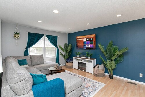 Quaint 4bd Home - 3 min to Adventureland & Casino!