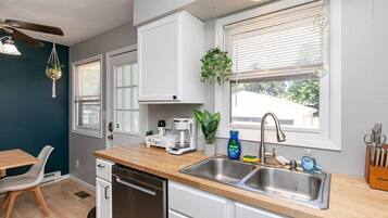 Kylskåp, mikrovågsugn, ugn och spishäll