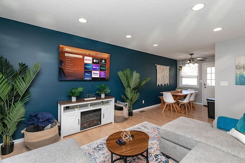 Quaint 4bd Home - 3 min to Adventureland & Casino!