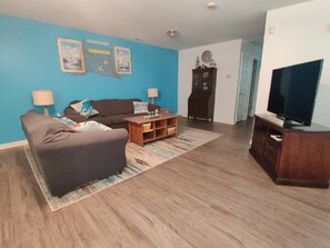 Living area - Resort-Like Location Steps to the Beach & Boardwalk w/Balcony Ocean View (North Wildwood)