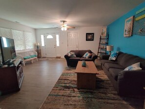 Living area - Resort-Like Location Steps to the Beach & Boardwalk w/Balcony Ocean View (North Wildwood)