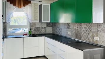 Kühlschrank, Mikrowelle, Ofen, Herdplatte