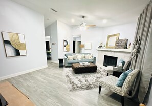 Smart TV, books, offices - Renovated retreat 5 minutes or less from hospitals, highways, & foodie markets! (Carrollton)