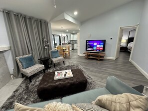 Smart TV, books, offices - Renovated retreat 5 minutes or less from hospitals, highways, & foodie markets!  (Carrollton)