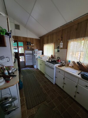 Ofen, Herdplatte, Wasserkocher mit Kaffee-/Teezubehör