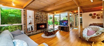 Nature Escape with Luxe 4K Cinema • Close to Airport