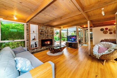 Nature Escape with Luxe 4K Cinema • Close to Airport