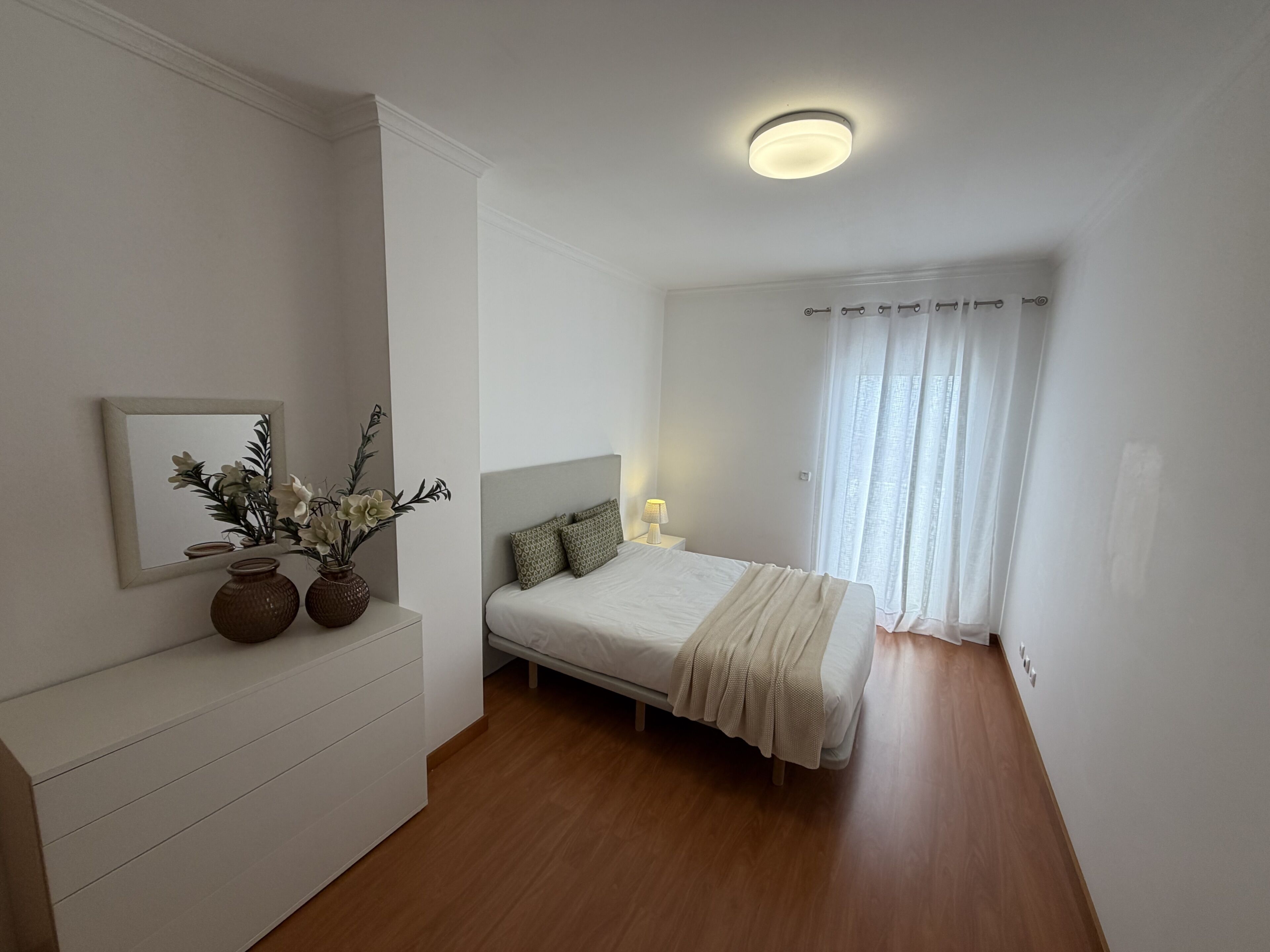 2 bedrooms, travel cot, WiFi, bed sheets