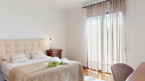 3 Schlafzimmer, Schreibtisch, Bügeleisen/Bügelbrett, Reisekinderbett