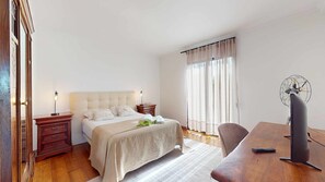 3 bedrooms, desk, iron/ironing board, travel crib