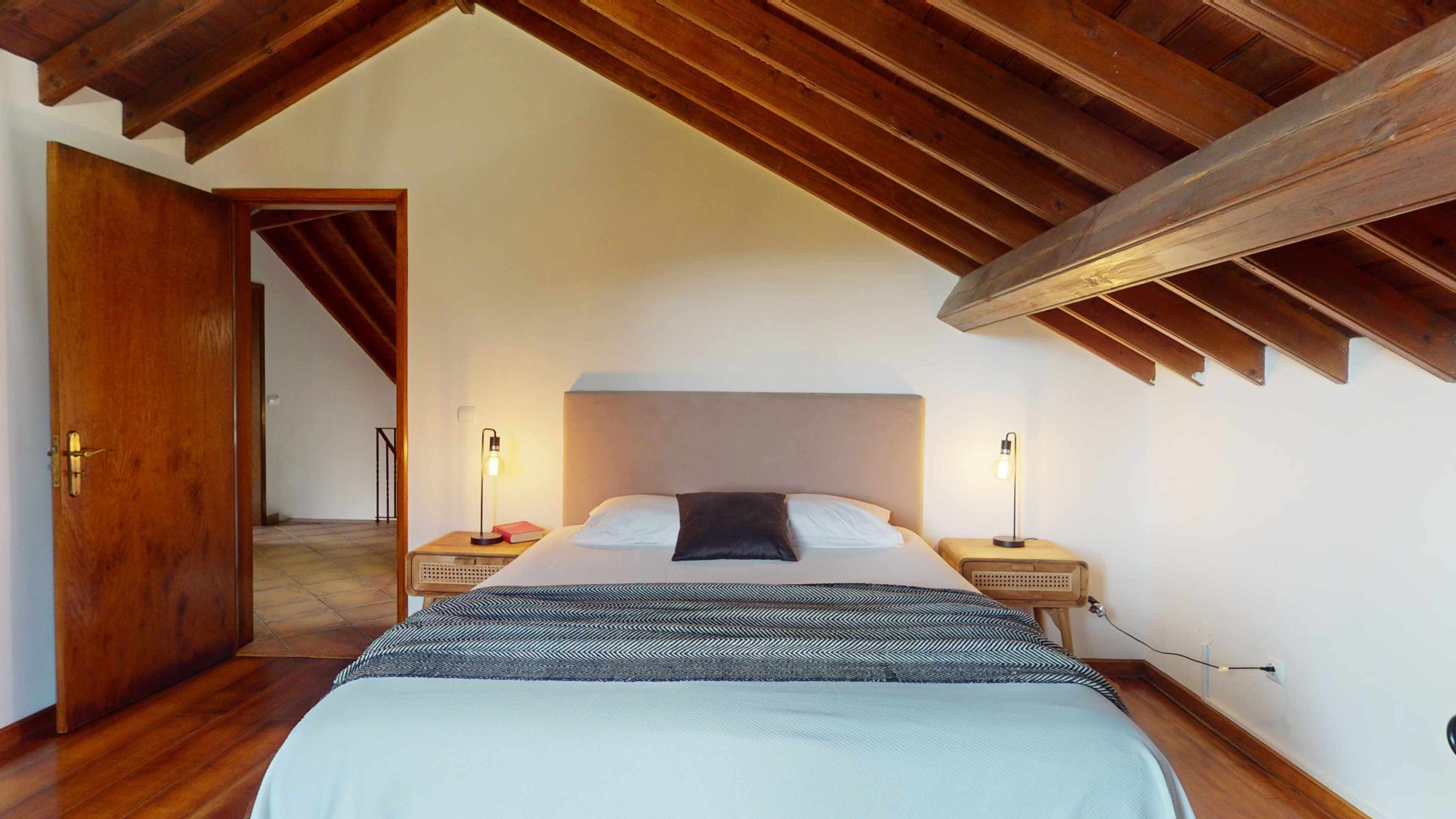 3 makuuhuonetta, työpöytä, silitysrauta/-lauta, vauvan matkasänky