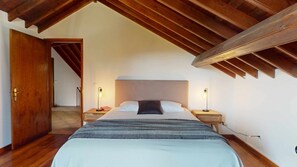 3 soverom, skrivebord, strykejern/-brett og reiseseng for barn