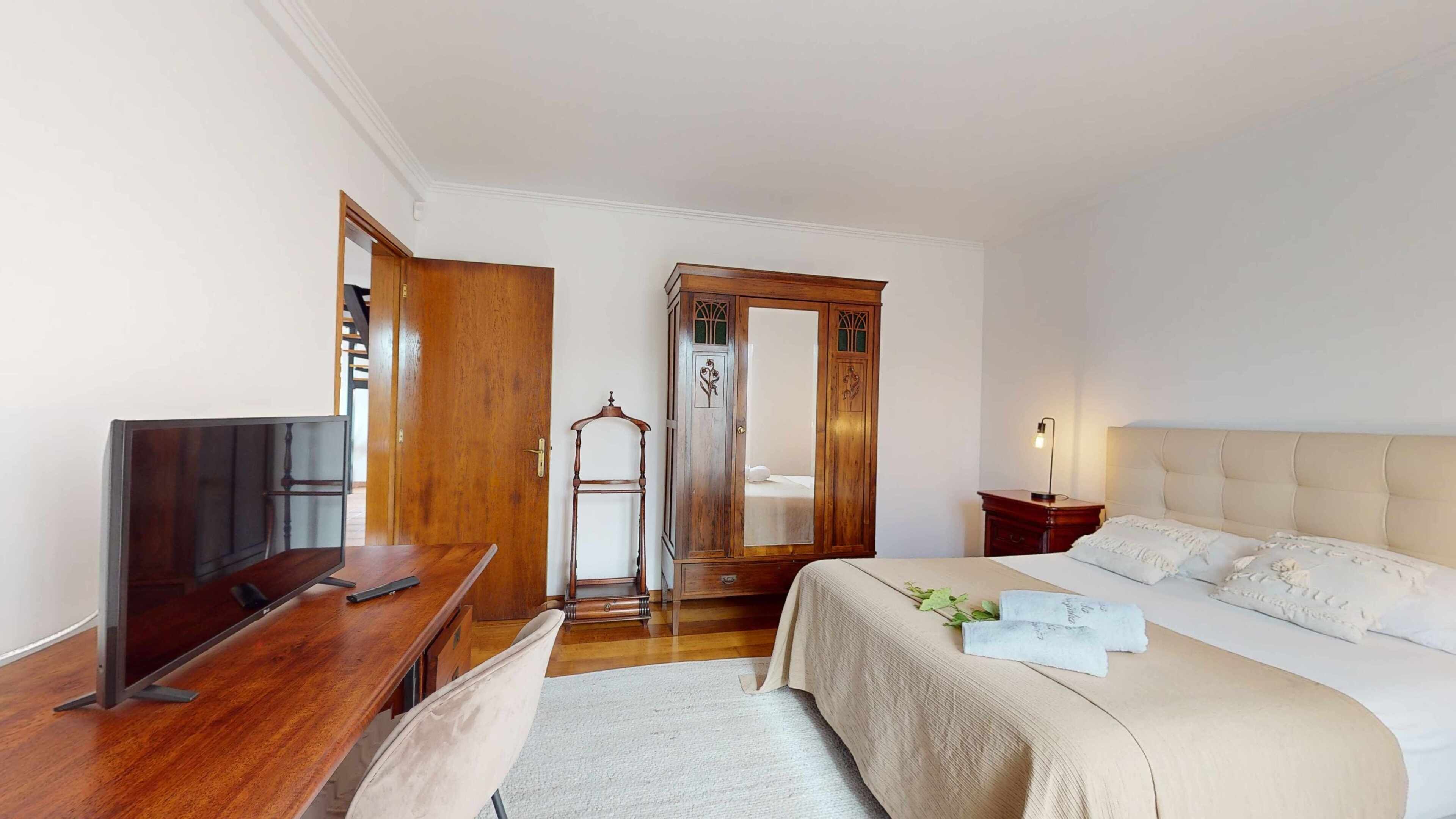 3 Schlafzimmer, Schreibtisch, Bügeleisen/Bügelbrett, Reisekinderbett
