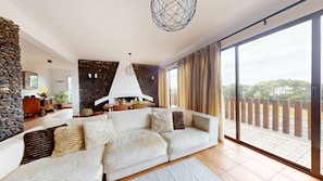 TV, fireplace - Azores Quinta DA Cruzinha (Lagoa)