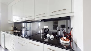 Refrigerador, microondas, horno y lavavajillas 