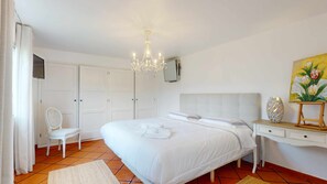 2 makuuhuonetta, työpöytä, silitysrauta/-lauta, vauvan matkasänky