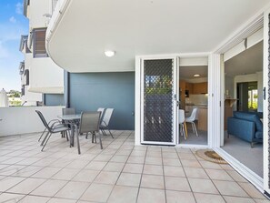 Outdoor dining - Ocean Vista on Alex 2 Bedroom Apartment (Alexandra Headland)