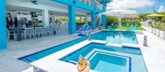 Villa Coral – 4 BR, 5 BA retreat w/ Pool, hot tub, dock, kayaks near beach.