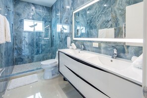 Een douche, een haardroger