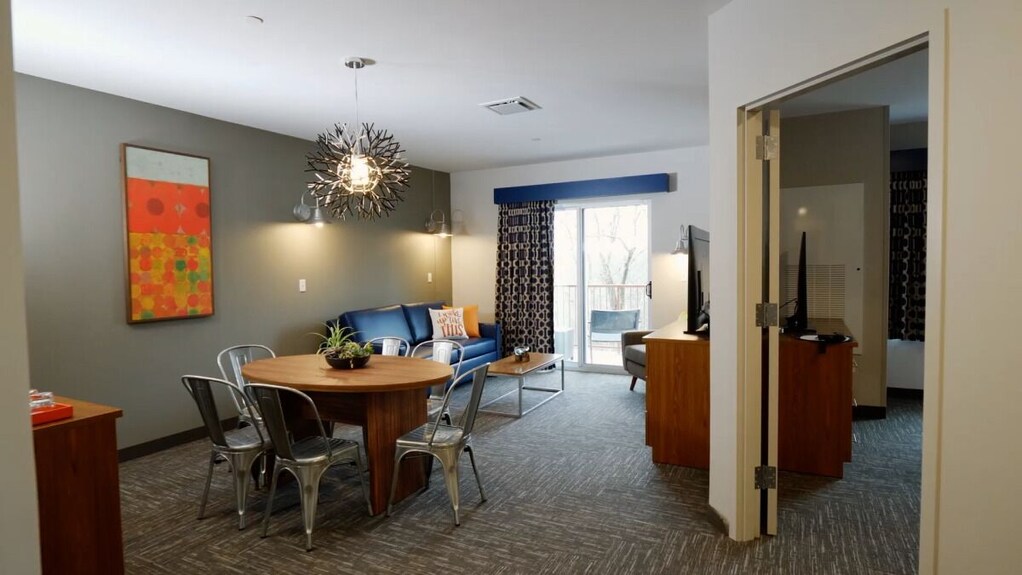 Choose Your Adventure! 3 Big Rooms W/ Balconies! Pools, Arcade, Archery, Bowling - Monticello, NY