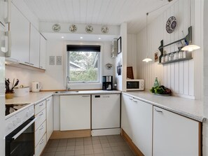 Kühlschrank, Mikrowelle, Geschirrspüler, Kochgeschirr/Geschirr/Besteck