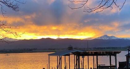 Lakefront STUNNER 15 minutes from Boulder
