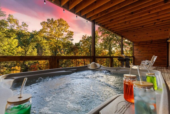 Outdoor spa tub - The Great Escape by Ghosal Luxury Lodging (Sevierville)