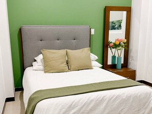 2 slaapkamers, een bureau, een strijkplank/strijkijzer, wifi