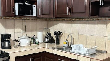 KĂŒhlschrank, Mikrowelle, Ofen, Wasserkocher mit Kaffee-/Teezubehör